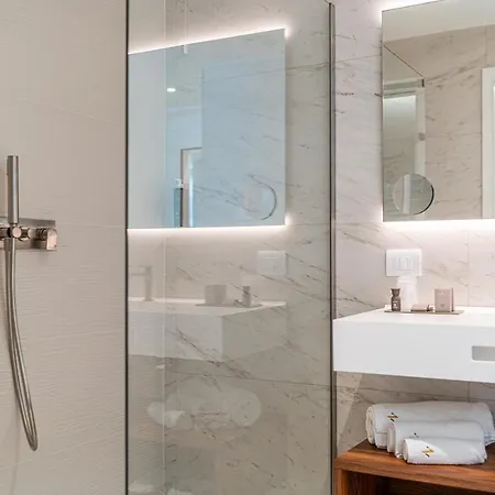 The One Caorle - Hotel & Apartments Exterior foto Bathroom