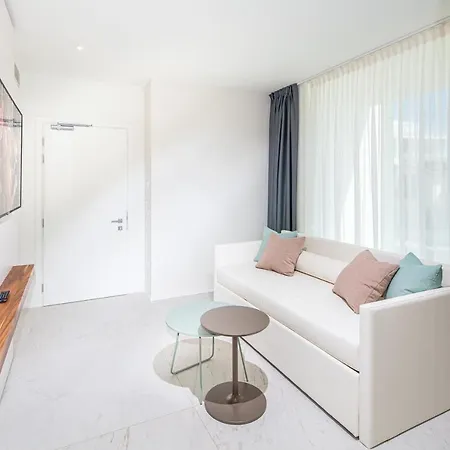 The One Caorle - Hotel & Apartments Exterior foto A living room at the hotel