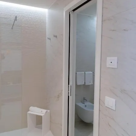 The One Caorle - Hotel & Apartments Exterior foto A shower door