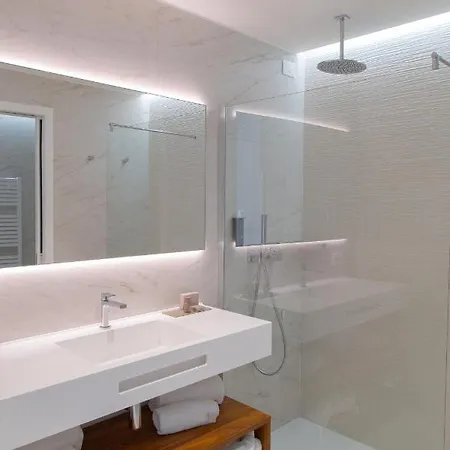 The One Caorle - Hotel & Apartments Exterior foto Bathroom with shower enclosure